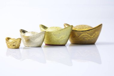 Çin yeni yılı festival süsleri, üzerinde beyaz izole Altın külçeler. Çince karakterler anlamına gelir şans, zenginlik ve refah.