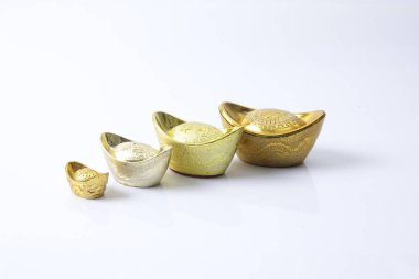 Çin yeni yılı festival süsleri, üzerinde beyaz izole Altın külçeler. Çince karakterler anlamına gelir şans, zenginlik ve refah.