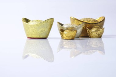 Çin yeni yılı festival süsleri, üzerinde beyaz izole Altın külçeler. Çince karakterler anlamına gelir şans, zenginlik ve refah.