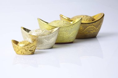 Çin yeni yılı festival süsleri, üzerinde beyaz izole Altın külçeler. Çince karakterler anlamına gelir şans, zenginlik ve refah.