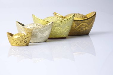 Çin yeni yılı festival süsleri, üzerinde beyaz izole Altın külçeler. Çince karakterler anlamına gelir şans, zenginlik ve refah.