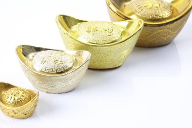 Çin yeni yılı festival süsleri, üzerinde beyaz izole Altın külçeler. Çince karakterler anlamına gelir şans, zenginlik ve refah.