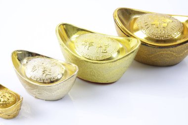 Çin yeni yılı festival süsleri, üzerinde beyaz izole Altın külçeler. Çince karakterler anlamına gelir şans, zenginlik ve refah.
