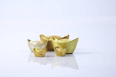 Çin yeni yılı festival süsleri, üzerinde beyaz izole Altın külçeler. Çince karakterler anlamına gelir şans, zenginlik ve refah.