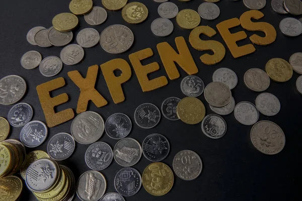 Münzen Auf Schwarzem Hintergrund Mit Wortkosten Geschäftskonzept — Stockfoto