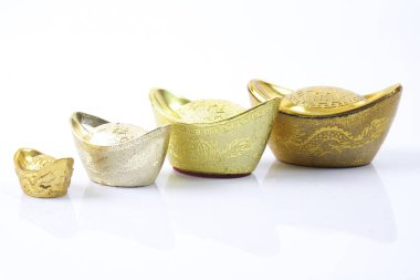 Çin yeni yılı festival süsleri, üzerinde beyaz izole Altın külçeler. Çince karakterler anlamına gelir şans, zenginlik ve refah.