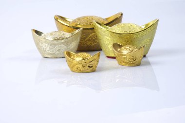 Çin yeni yılı festival süsleri, üzerinde beyaz izole Altın külçeler. Çince karakterler anlamına gelir şans, zenginlik ve refah.