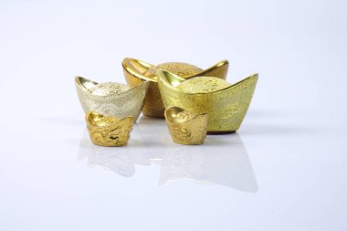 Çin yeni yılı festival süsleri, üzerinde beyaz izole Altın külçeler. Çince karakterler anlamına gelir şans, zenginlik ve refah.