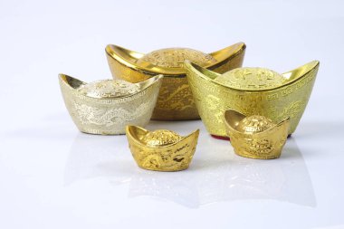 Çin yeni yılı festival süsleri, üzerinde beyaz izole Altın külçeler. Çince karakterler anlamına gelir şans, zenginlik ve refah.