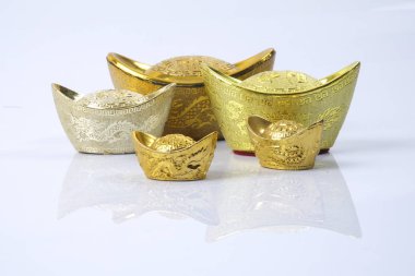 Çin yeni yılı festival süsleri, üzerinde beyaz izole Altın külçeler. Çince karakterler anlamına gelir şans, zenginlik ve refah.