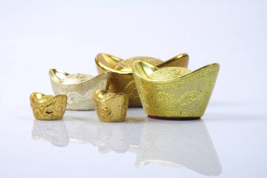 Çin yeni yılı festival süsleri, üzerinde beyaz izole Altın külçeler. Çince karakterler anlamına gelir şans, zenginlik ve refah.