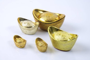 Çin yeni yılı festival süsleri, üzerinde beyaz izole Altın külçeler. Çince karakterler anlamına gelir şans, zenginlik ve refah.