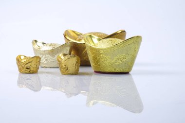 Çin yeni yılı festival süsleri, üzerinde beyaz izole Altın külçeler. Çince karakterler anlamına gelir şans, zenginlik ve refah.