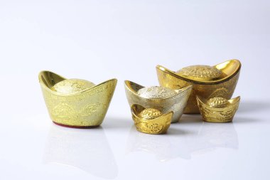 Çin yeni yılı festival süsleri, üzerinde beyaz izole Altın külçeler. Çince karakterler anlamına gelir şans, zenginlik ve refah.