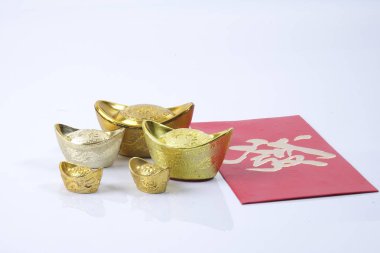 Çin yeni yılı festival süsleri, ang pow veya kırmızı paket ve Altın külçeler. Çince karakterler anlamına gelir şans, zenginlik ve refah.