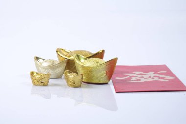 Çin yeni yılı festival süsleri, ang pow veya kırmızı paket ve Altın külçeler. Çince karakterler anlamına gelir şans, zenginlik ve refah.