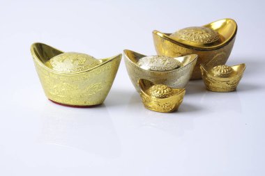 Çin yeni yılı festival süsleri, üzerinde beyaz izole Altın külçeler. Çince karakterler anlamına gelir şans, zenginlik ve refah.