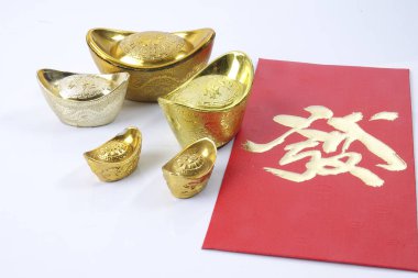 Çin yeni yılı festival süsleri, ang pow veya kırmızı paket ve Altın külçeler. Çince karakterler anlamına gelir şans, zenginlik ve refah.