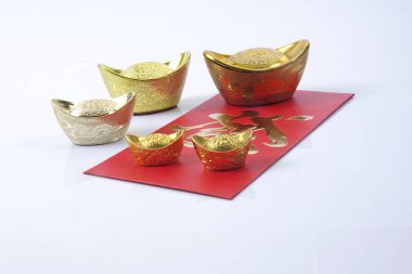 Çin yeni yılı festival süsleri, ang pow veya kırmızı paket ve Altın külçeler. Çince karakterler anlamına gelir şans, zenginlik ve refah.