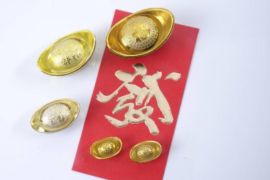 Çin yeni yılı festival süsleri, ang pow veya kırmızı paket ve Altın külçeler. Çince karakterler anlamına gelir şans, zenginlik ve refah.