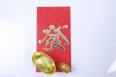 Çin yeni yılı festival süsleri, ang pow veya kırmızı paket ve Altın külçeler. Çince karakterler anlamına gelir şans, zenginlik ve refah.