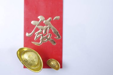 Çin yeni yılı festival süsleri, ang pow veya kırmızı paket ve Altın külçeler. Çince karakterler anlamına gelir şans, zenginlik ve refah.