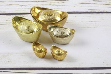 Altın külçeler ve kırmızı para paket için Çin yeni yılı ahşap arka plan üzerinde şenlikli. Şans, zenginlik ve resimde görüldüğü gibi refah Çince karakter anlamına gelir.