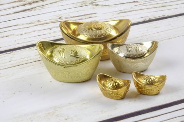 Altın külçeler ve kırmızı para paket için Çin yeni yılı ahşap arka plan üzerinde şenlikli. Şans, zenginlik ve resimde görüldüğü gibi refah Çince karakter anlamına gelir.