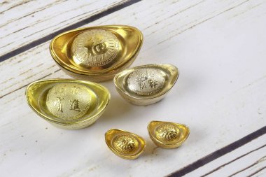 Altın külçeler ve kırmızı para paket için Çin yeni yılı ahşap arka plan üzerinde şenlikli. Şans, zenginlik ve resimde görüldüğü gibi refah Çince karakter anlamına gelir.