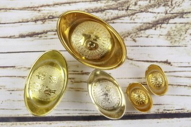 Altın külçeler ve kırmızı para paket için Çin yeni yılı ahşap arka plan üzerinde şenlikli. Şans, zenginlik ve resimde görüldüğü gibi refah Çince karakter anlamına gelir.