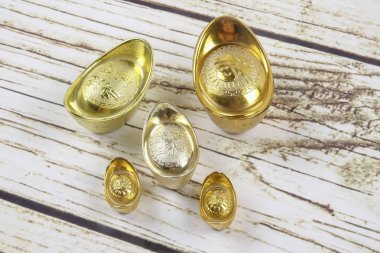 Altın külçeler ve kırmızı para paket için Çin yeni yılı ahşap arka plan üzerinde şenlikli. Şans, zenginlik ve resimde görüldüğü gibi refah Çince karakter anlamına gelir.