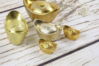 Altın külçeler ve kırmızı para paket için Çin yeni yılı ahşap arka plan üzerinde şenlikli. Şans, zenginlik ve resimde görüldüğü gibi refah Çince karakter anlamına gelir.