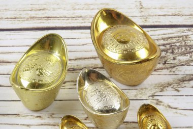 Altın külçeler ve kırmızı para paket için Çin yeni yılı ahşap arka plan üzerinde şenlikli. Şans, zenginlik ve resimde görüldüğü gibi refah Çince karakter anlamına gelir.