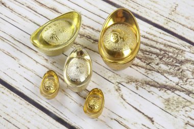 Altın külçeler ve kırmızı para paket için Çin yeni yılı ahşap arka plan üzerinde şenlikli. Şans, zenginlik ve resimde görüldüğü gibi refah Çince karakter anlamına gelir.