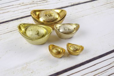 Altın külçeler ve kırmızı para paket için Çin yeni yılı ahşap arka plan üzerinde şenlikli. Şans, zenginlik ve resimde görüldüğü gibi refah Çince karakter anlamına gelir.