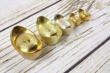 Altın külçeler ve kırmızı para paket için Çin yeni yılı ahşap arka plan üzerinde şenlikli. Şans, zenginlik ve resimde görüldüğü gibi refah Çince karakter anlamına gelir.