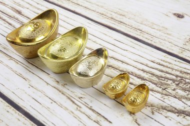 Altın külçeler ve kırmızı para paket için Çin yeni yılı ahşap arka plan üzerinde şenlikli. Şans, zenginlik ve resimde görüldüğü gibi refah Çince karakter anlamına gelir.