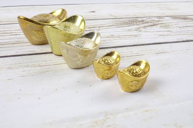 Altın külçeler ve kırmızı para paket için Çin yeni yılı ahşap arka plan üzerinde şenlikli. Şans, zenginlik ve resimde görüldüğü gibi refah Çince karakter anlamına gelir.