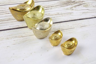 Altın külçeler ve kırmızı para paket için Çin yeni yılı ahşap arka plan üzerinde şenlikli. Şans, zenginlik ve resimde görüldüğü gibi refah Çince karakter anlamına gelir.