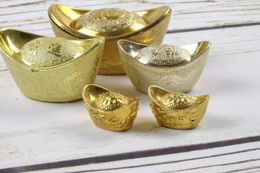 Altın külçeler ve kırmızı para paket için Çin yeni yılı ahşap arka plan üzerinde şenlikli. Şans, zenginlik ve resimde görüldüğü gibi refah Çince karakter anlamına gelir.