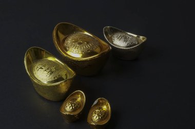 Altın külçeler ve kırmızı para paket için Çin yeni yılı siyah arka plan üzerine şenlikli. Çince karakter şans, zenginlik ve refah anlamına gelir. Düşük ışık