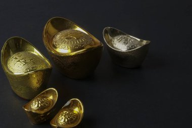 Altın külçeler ve kırmızı para paket için Çin yeni yılı siyah arka plan üzerine şenlikli. Çince karakter şans, zenginlik ve refah anlamına gelir. Düşük ışık