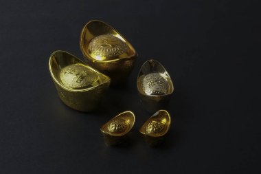 Altın külçeler ve kırmızı para paket için Çin yeni yılı siyah arka plan üzerine şenlikli. Çince karakter şans, zenginlik ve refah anlamına gelir. Düşük ışık