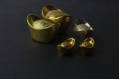 Altın külçeler ve kırmızı para paket için Çin yeni yılı siyah arka plan üzerine şenlikli. Çince karakter şans, zenginlik ve refah anlamına gelir. Düşük ışık