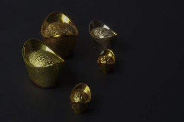 Altın külçeler ve kırmızı para paket için Çin yeni yılı siyah arka plan üzerine şenlikli. Çince karakter şans, zenginlik ve refah anlamına gelir. Düşük ışık