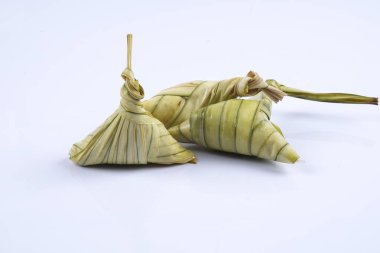 Ketupat (pirinç hamur tatlısı) beyaz arka plan üzerinde. Genç Hindistan cevizi yapılan bir doğal pirinç kaplama pirinç eid Mubarak sırasında yemek pişirmek için yaprakları Ketupat olduğunu