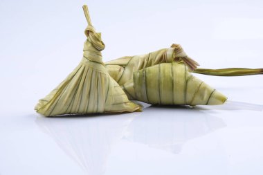 Ketupat (pirinç hamur tatlısı) beyaz arka plan üzerinde. Genç Hindistan cevizi yapılan bir doğal pirinç kaplama pirinç eid Mubarak sırasında yemek pişirmek için yaprakları Ketupat olduğunu