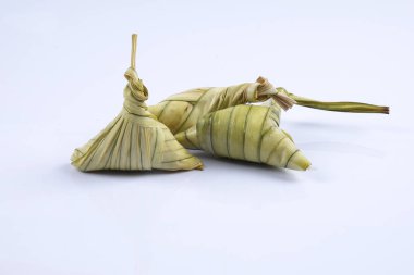 Ketupat (pirinç hamur tatlısı) beyaz arka plan üzerinde. Genç Hindistan cevizi yapılan bir doğal pirinç kaplama pirinç eid Mubarak sırasında yemek pişirmek için yaprakları Ketupat olduğunu