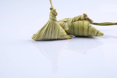 Ketupat (pirinç hamur tatlısı) beyaz arka plan üzerinde. Genç Hindistan cevizi yapılan bir doğal pirinç kaplama pirinç eid Mubarak sırasında yemek pişirmek için yaprakları Ketupat olduğunu