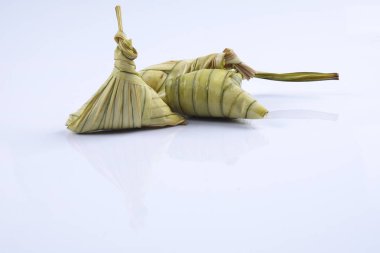 Ketupat (pirinç hamur tatlısı) beyaz arka plan üzerinde. Genç Hindistan cevizi yapılan bir doğal pirinç kaplama pirinç eid Mubarak sırasında yemek pişirmek için yaprakları Ketupat olduğunu